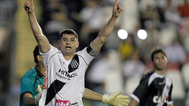 William gol Ponte Preta contra o Vasco (Foto: Wagner Meier / Agif / Agência Estado)