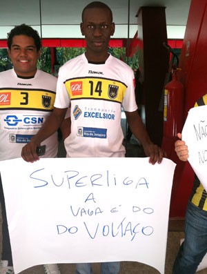 protesto dos jogadores de vôlei na CBV (Foto: Globoesporte.com)