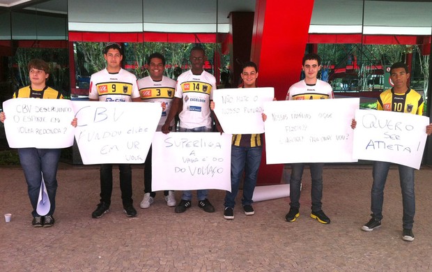 protesto dos jogadores de vôlei na CBV (Foto: Globoesporte.com)