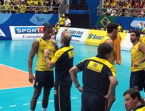 Bernardinho jogo vôlei Brasil x Colombia (Foto: Gabriel Fricke)