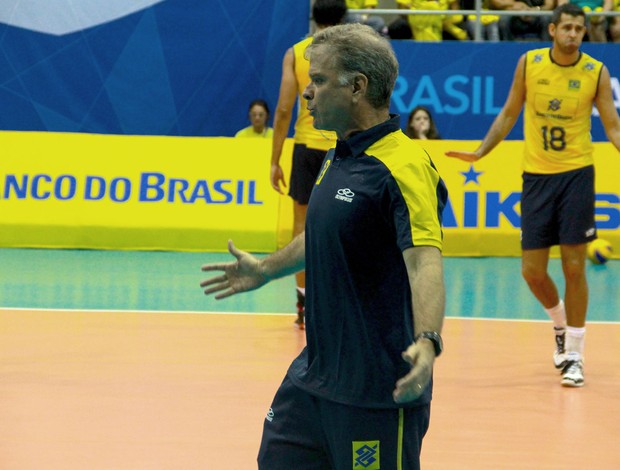 Bernardinho jogo vôlei Brasil x Colombia (Foto: Thiago Lavinas)