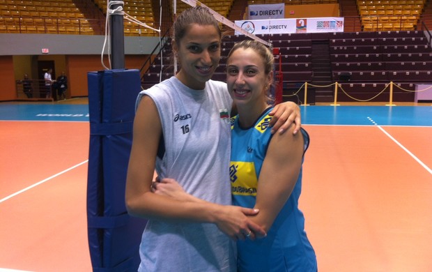 Elitsa Vasileva e Pri Daroit matam a saudade durante intervalo de treino em Porto Rico (Foto: Divulgação/CBV)