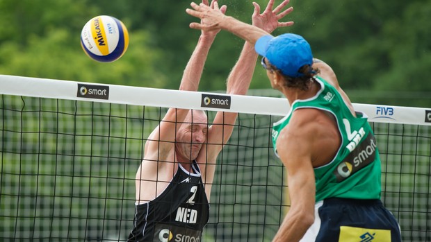 Emanuel ataque diante da marcação holandesa (Foto: Divulgação/FIVB)