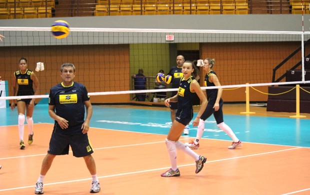 José Roberto Guimarães, treino seleção brasileira vôlei Porto Rico (Foto: Divulgação / CBV)