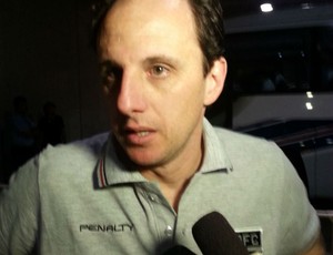 Rogério Ceni concede entrevista na saída do Kashima Stadium (Foto: Carlos Augusto Ferrari / GLOBOESPORTE.COM)