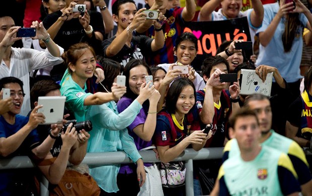 torcida treino Barcelona Tailândia (Foto: AFP)