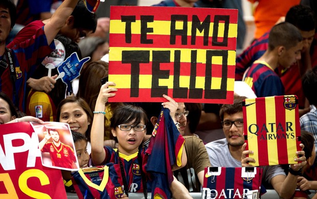 torcida treino Barcelona Tailândia (Foto: AFP)