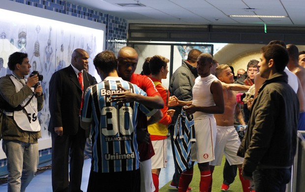 Jogadores da dupla Gre-Nal confraternizaram após o clássico (Foto: Diego Guichard / GLOBOESPORTE.COM)