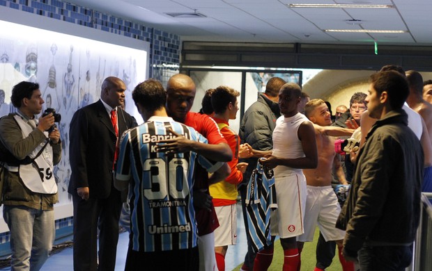 Jogadores da dupla Gre-Nal confraternizaram após o clássico (Foto: Diego Guichard / GLOBOESPORTE.COM)