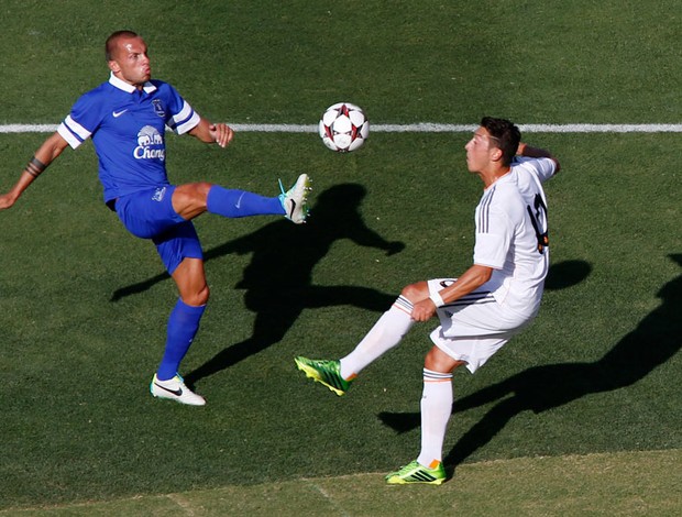 heitinga everton ozil real madrid torneio (Foto: Agência Reuters)