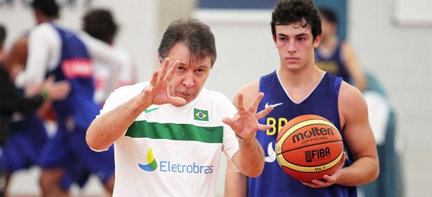 Ricardo Fischer, do Bauru Basquete, com o técnico Rubén Magnano (Foto: Gaspar Nóbrega / Inovafoto / CBB)