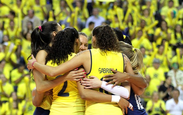 Brasil comemoração vôlei Polônia (Foto: Divulgação / FIVB)