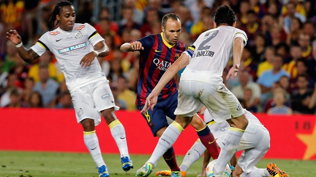 Iniesta jogo Barcelona e Santos (Foto: AFP)