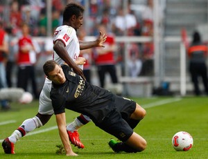 Kevin Constant e Edin Dzeko, Manchester City x Milan (Foto: Reuters)