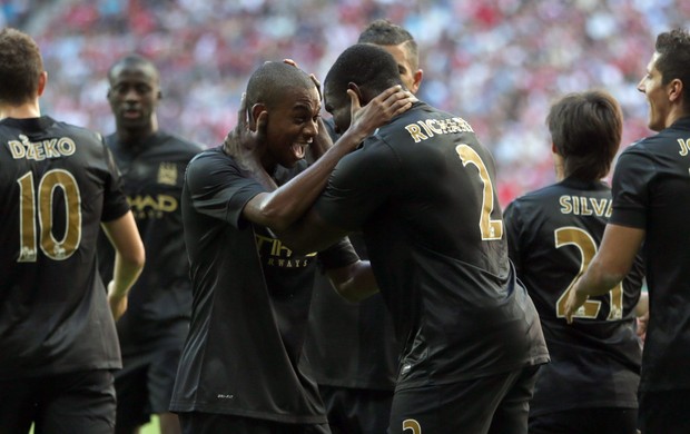 Manchester City comemora sobre o Milan (Foto: AP)