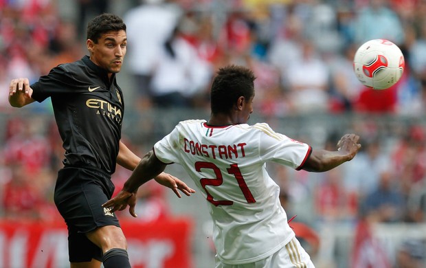 Jesus Navas e Kevin Constant, Manchester City x Milan (Foto: AP)