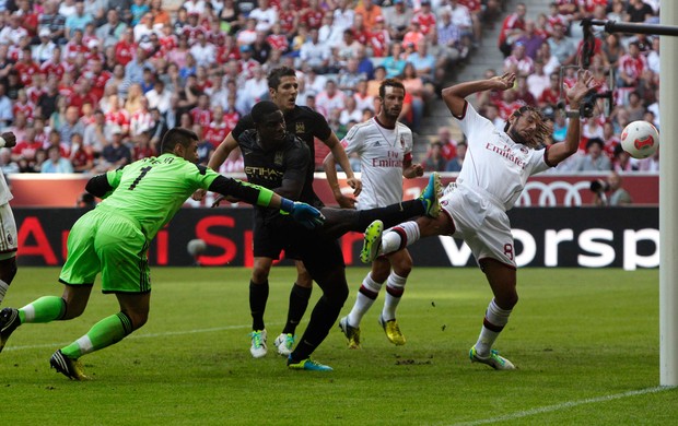 Micah Richard marca, Manchester City x Milan (Foto: Reuters)