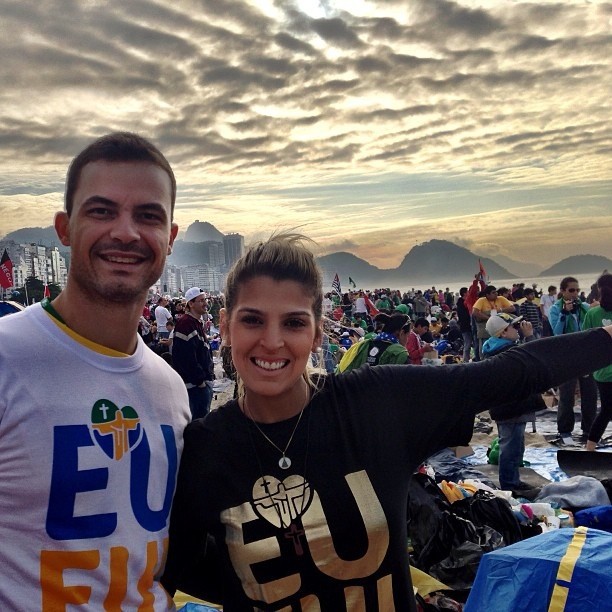 Mari Paraíba aparece com camisa da JMJ em Copacabana com Riad (Foto: Reprodução)