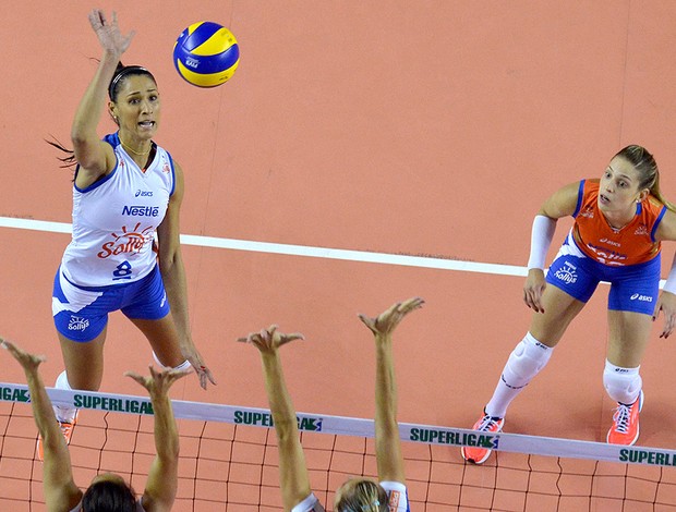 Jaqueline na partida de vôlei do Osasco contra o Minas (Foto: VIPCOMM)