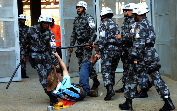 Torcedor grêmio polícia (Foto: Luiz Munhoz / Ag. Estado)