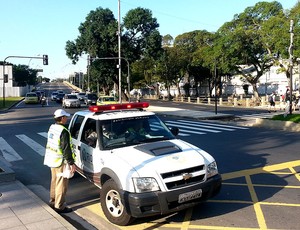 Agente Municipal interdição rua jogo Maracanã (Foto: Vicente Seda)