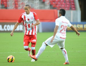 Derley parte para o ataque (Náutico e Inter) (Foto: Aldo Carneiro / PE Press)