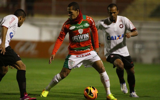 Souza Portuguesa x Atlético-PR (Foto: Marcos Bezerra / Ag. Estado)