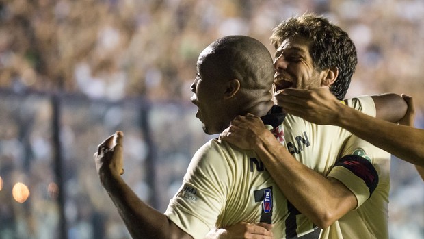 Rafael Vaz e Juninho gol Vasco x Criciúma (Foto: Celso Pupo / Ag. Estado)