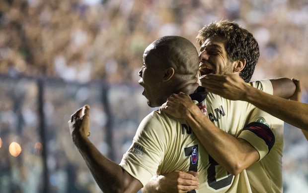 Rafael Vaz e Juninho gol Vasco x Criciúma (Foto: Celso Pupo / Ag. Estado)