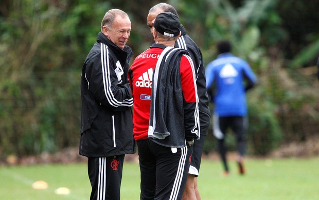 Mano Menezes no treino Flamengo (Foto: Cezar Loureiro / Agência O Globo)