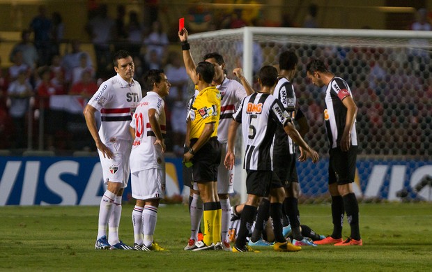 Lúcio é expulso, São Paulo x Atlético-MG (Foto: Leandro Martins/Agência Estado)