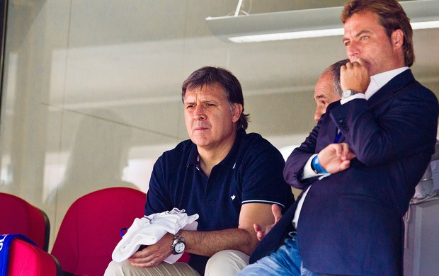 Tata Martino assiste jogo Barcelona contra Valerenga (Foto: AP)