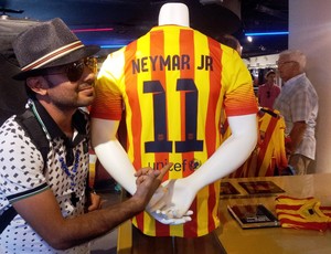 Oscar loja Barcelona camisa Neymar (Foto: Lincoln Chaves)