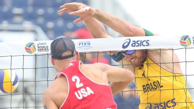 Alison no Grand Slam de Long Beach (Foto: Divulgação/FIVB)