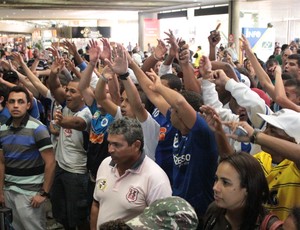 Centenas de cruzeirenses vão ao Aeroporto de Confins para receber o novo reforço do Cruzeiro (Foto: Maurício Paulucci / Globoesporte.com)