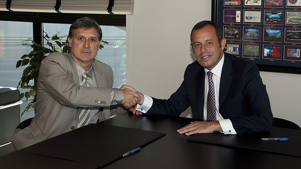 Tata Martino com Santro Rosell na chegada ao Barcelona (Foto: Divulgação / Barcelona)