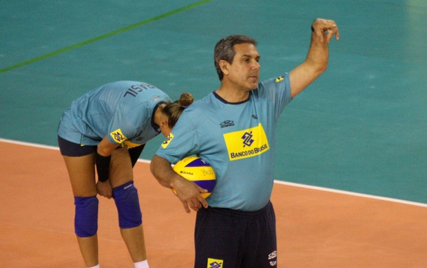 O técnico Zé Roberto comanda preparação das jogadoras no Aryzão, o Centro de Desenvolvimento do Voleibol, em Saquarema (RJ) (Foto: Divulgação/CBV)