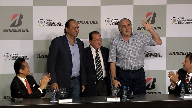 Presidente do Olimpia provoca mostrando um quatro com as mãos (Foto: Reprodução / TV Globo Minas)