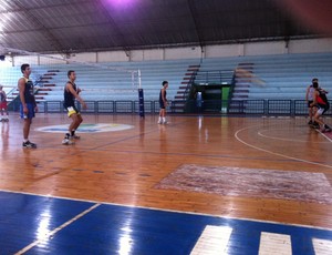 Time de vôlei masculino do UTC em Uberlândia (Foto: Caroline Aleixo)