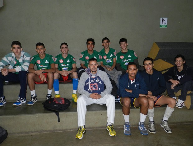 Equipe de vôlei infanto-juvenil do UTC em Uberlândia e Bernarly do time adulto (Foto: Caroline Aleixo/GLOBOESPORTE.COM)