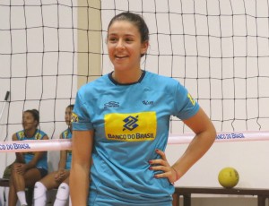 Mariana treina em uma das quadras do Centro de Treinamento de Saquarema seleção brasileira infanto-juvenil de vôlei (Foto: Carol Fontes)