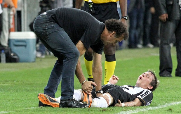 Bernard lesão Atlético-MG final Olimpia Libertadores (Foto: EFE)