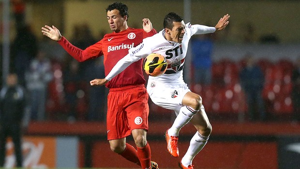 Leandro Damião e Lucio no jogo São Paulo e Internacional (Foto: Alex Silva / Ag. estado)