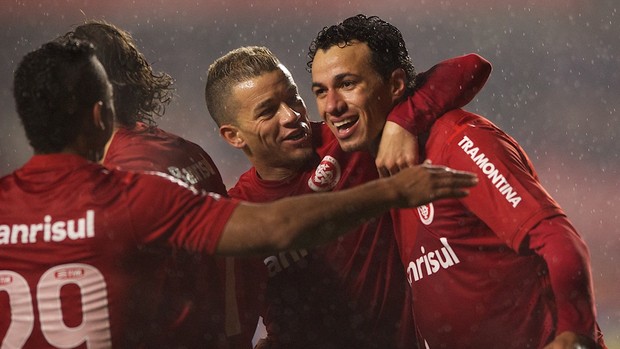 D'Alessandro e Damião comemoram gol contra o São Paulo  (Foto: Alexandre Lops / Inter, DVG)