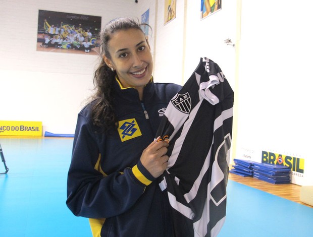 Sheilla do vôlei com camisa do atlético-MG (Foto: Amanda Kestelman)