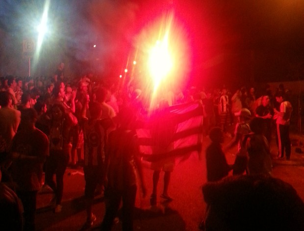 torcida do Atlético hotel do Olimpia (Foto: Alexandre Lozetti)