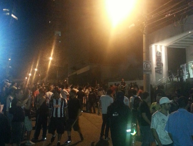 torcida do Atlético hotel do Olimpia (Foto: Alexandre Lozetti)