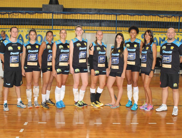 Praia Clube Eduardo Araújo, Monique Aguiar, Jéssica Santos, Camila Torquette, Letícia Hage, Isabela Paquiardi, Juliana Carrijo, Natália Martins, Mayhara Silva e Spencer Lee (Foto: Raphael Augustus/Divulgação Praia Clube)