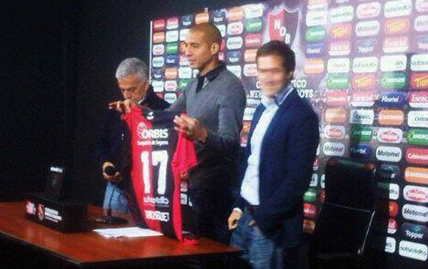 Trezeguet apresentação Newell's Old Boys (Foto: Divulgação)