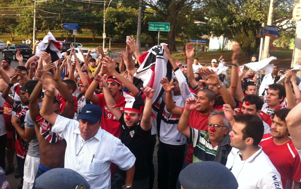 Torcedores do São Paulo protestam em frente ao Morumbi (Foto: Carlos Augusto Ferrari)